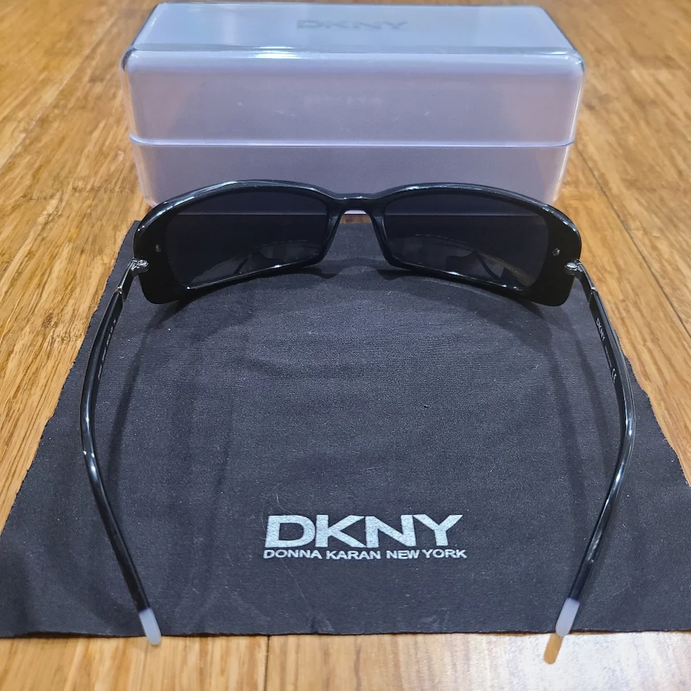 🕶 DKNY Designer Women's Black Sunglasses with Hard Case & Cleaning Cloth